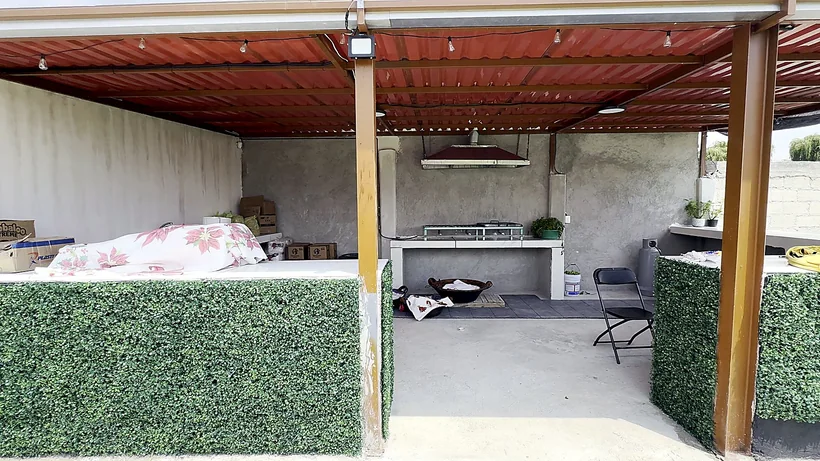 Área de cocina con barra y espacio de trabajo